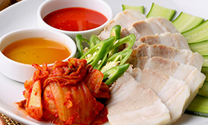 銀座の韓国料理居酒屋ボクデンの蒸し豚キムチ