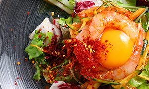 岡山市で韓国料理の宴会を楽しめるボクデン岡山総本店の半熟卵のサラダ