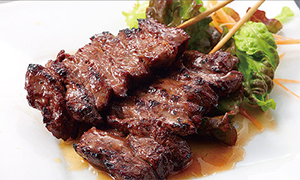 銀座の韓国料理居酒屋ボクデンの牛サガリ串焼き