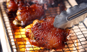 銀座の韓国料理居酒屋ボクデンの佐助豚　豚足の焦がし醤油焼き